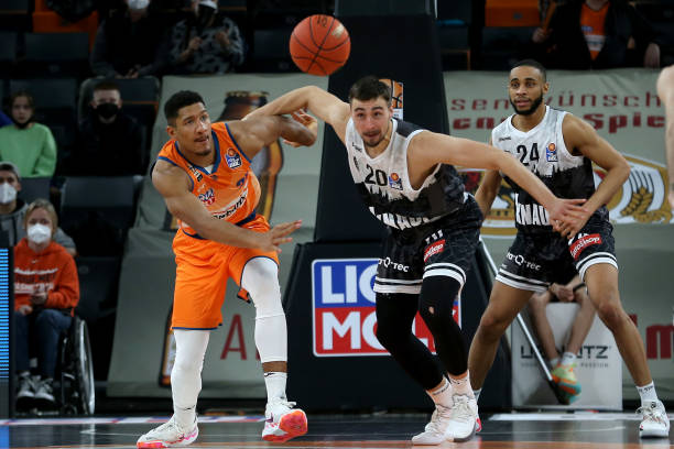 他不仅帮助 他不仅帮助